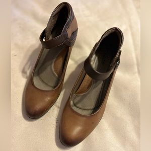 Brown Earth size 8.5 women’s dress shoes
